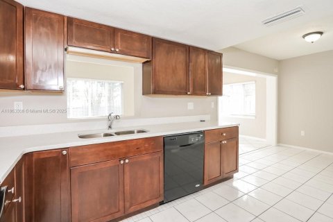 House in Sunrise, Florida 2 bedrooms, 111.48 sq.m. № 1891735 - photo 6