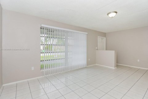 House in Sunrise, Florida 2 bedrooms, 111.48 sq.m. № 1891735 - photo 9