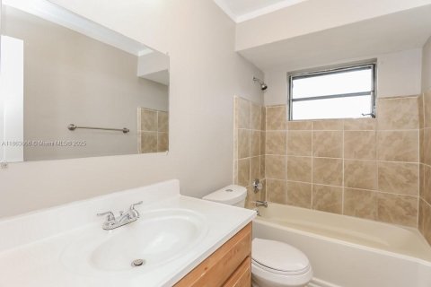 House in Sunrise, Florida 2 bedrooms, 111.48 sq.m. № 1891735 - photo 4
