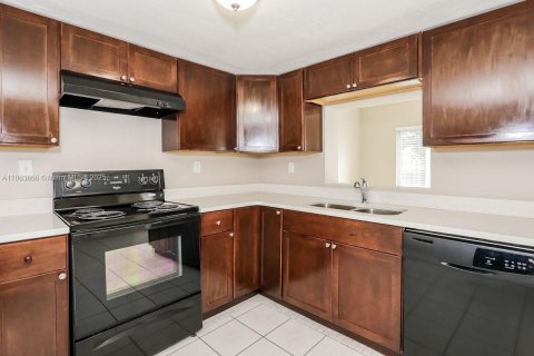 House in Sunrise, Florida 2 bedrooms, 111.48 sq.m. № 1891735 - photo 3