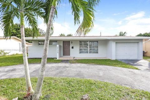 House in Sunrise, Florida 2 bedrooms, 111.48 sq.m. № 1891735 - photo 1