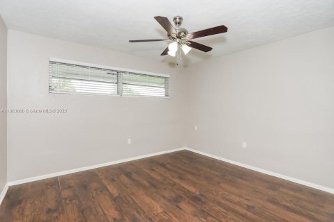 House in Sunrise, Florida 2 bedrooms, 111.48 sq.m. № 1891735 - photo 2