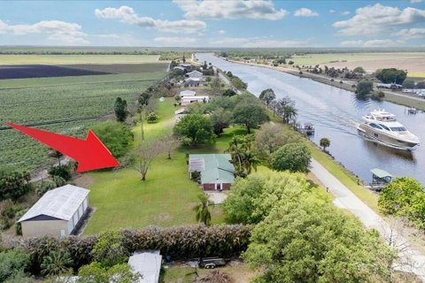 Villa ou maison à vendre à Moore Haven, Floride: 4 chambres, 251.39 m2 № 2146702 - photo 2