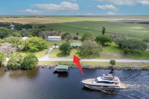 Villa ou maison à Moore Haven, Floride 4 chambres, 251.39 m2 № 2146702
