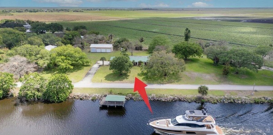 Villa ou maison à Moore Haven, Floride 4 chambres, 251.39 m2 № 2146702
