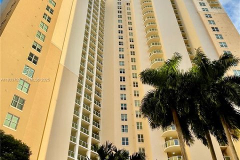 Condominio en venta en Aventura, Florida, 2 dormitorios, 187.66 m2 № 1992065 - foto 3