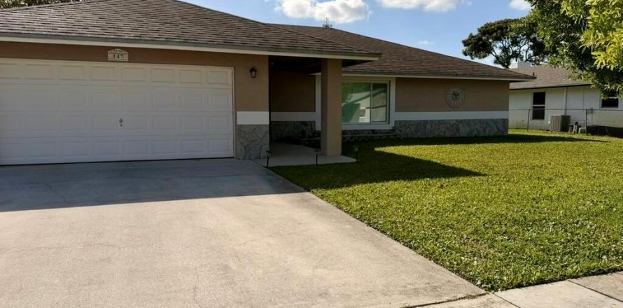 House in Royal Palm Beach, Florida 4 bedrooms, 185.8 sq.m. № 2086932
