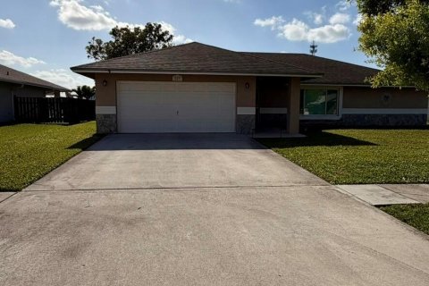 House in Royal Palm Beach, Florida 4 bedrooms, 185.8 sq.m. № 2086932 - photo 2