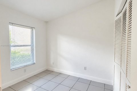 Touwnhouse à louer à Miami, Floride: 3 chambres, 94.3 m2 № 2412990 - photo 15
