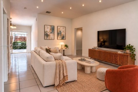Touwnhouse à louer à Miami, Floride: 3 chambres, 94.3 m2 № 2412990 - photo 4