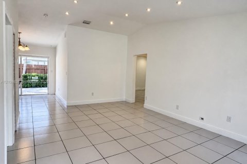 Touwnhouse à louer à Miami, Floride: 3 chambres, 94.3 m2 № 2412990 - photo 5