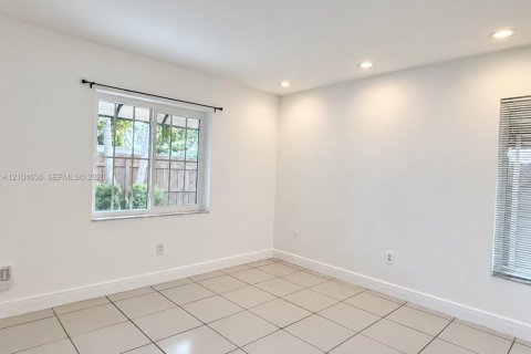 Touwnhouse à louer à Miami, Floride: 3 chambres, 94.3 m2 № 2412990 - photo 10