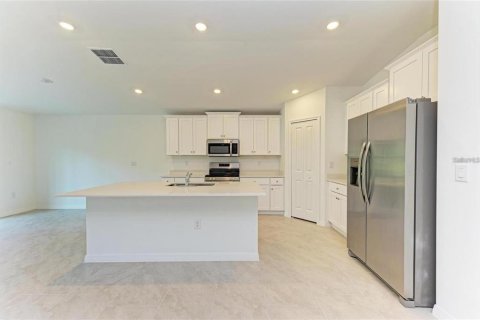 House in Port Charlotte, Florida 4 bedrooms, 180.32 sq.m. № 2229862 - photo 15