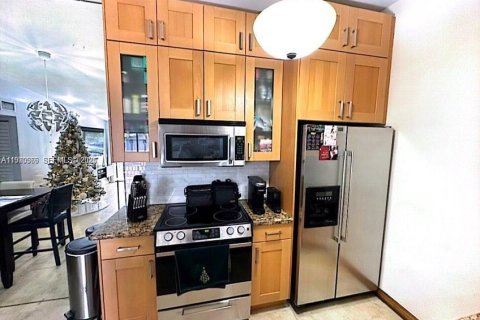 Condo in Miami, Florida, 2 bedrooms № 2031305 - photo 8