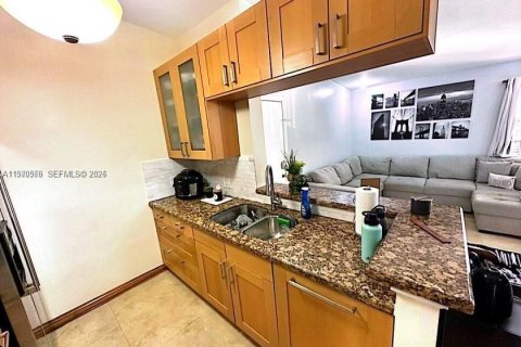 Condo in Miami, Florida, 2 bedrooms № 2031305 - photo 6