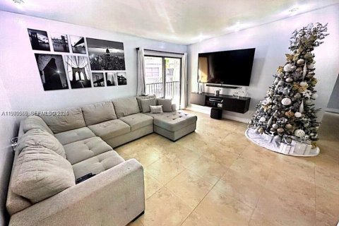 Condo in Miami, Florida, 2 bedrooms № 2031305 - photo 2