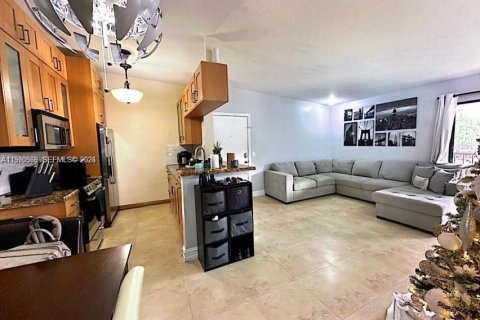 Condo in Miami, Florida, 2 bedrooms № 2031305 - photo 4
