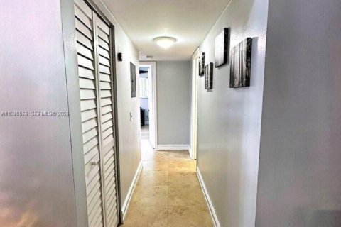 Condo in Miami, Florida, 2 bedrooms № 2031305 - photo 9