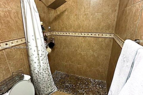 Condo in Miami, Florida, 2 bedrooms № 2031305 - photo 17