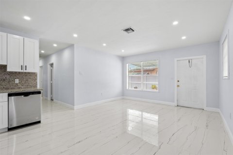 House in Hollywood, Florida 4 bedrooms, 104.05 sq.m. № 1209283 - photo 1