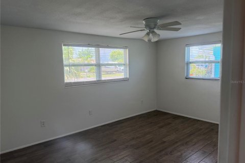 House in Holiday, Florida 2 bedrooms, 111.11 sq.m. № 2198862 - photo 16