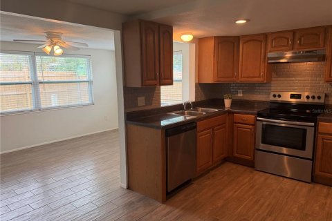 House in Holiday, Florida 2 bedrooms, 111.11 sq.m. № 2198862 - photo 10