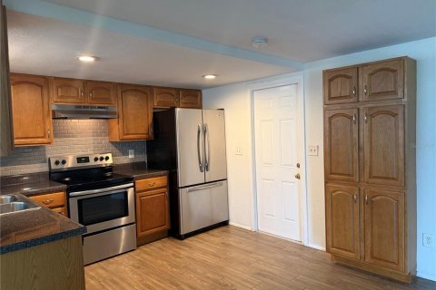 House in Holiday, Florida 2 bedrooms, 111.11 sq.m. № 2198862 - photo 9