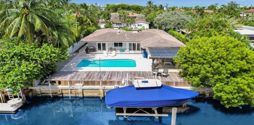 Villa ou maison à North Miami, Floride 4 chambres, 196.49 m2 № 2035304