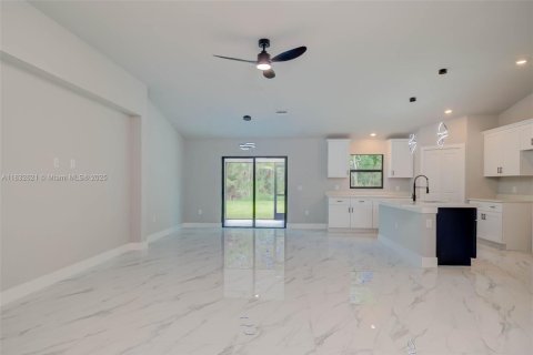 Villa ou maison à vendre à Lehigh Acres, Floride: 3 chambres, 171.22 m2 № 1814207 - photo 2