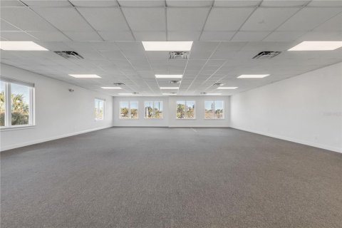 Commercial property in New Smyrna Beach, Florida № 1812932 - photo 15