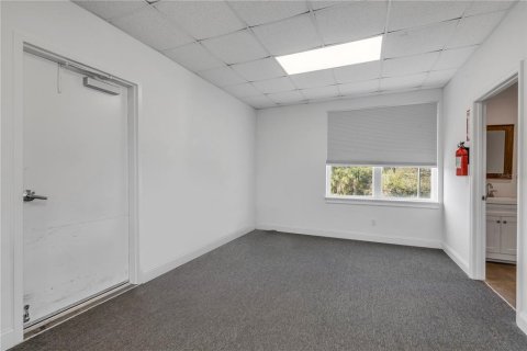 Commercial property in New Smyrna Beach, Florida № 1812932 - photo 12