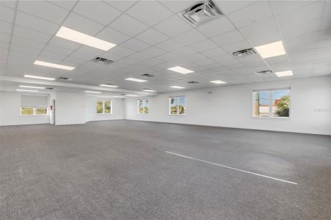 Commercial property in New Smyrna Beach, Florida № 1812932 - photo 18