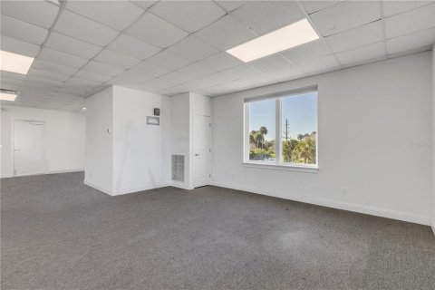 Commercial property in New Smyrna Beach, Florida № 1812932 - photo 14