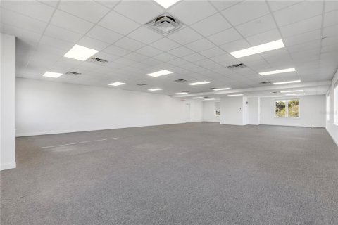 Commercial property in New Smyrna Beach, Florida № 1812932 - photo 16