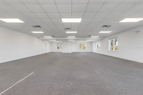 Commercial property in New Smyrna Beach, Florida № 1812932 - photo 17