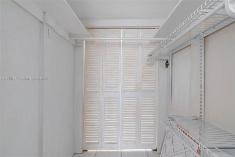 Купить кондоминиум в Халландейл-Бич, Флорида 2 спальни, 118.45м2, № 1852127 - фото 15