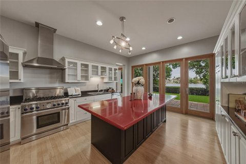 House in Saint Petersburg, Florida 5 bedrooms, 402.64 sq.m. № 2216276 - photo 3