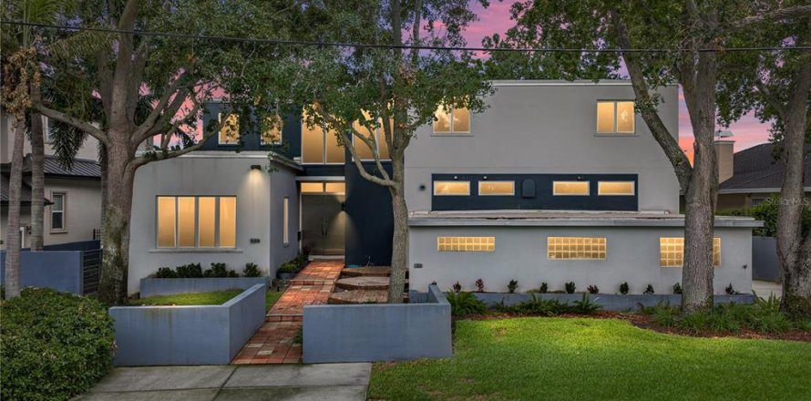 House in Saint Petersburg, Florida 5 bedrooms, 402.64 sq.m. № 2216276