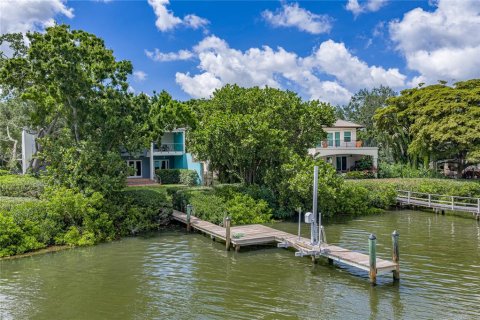 House in Saint Petersburg, Florida 5 bedrooms, 402.64 sq.m. № 2216276 - photo 5