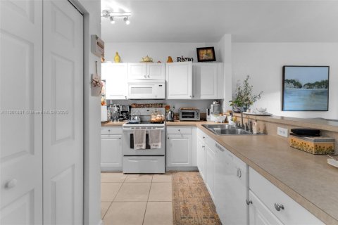 Condo in Homestead, Florida, 2 bedrooms № 2015408 - photo 7
