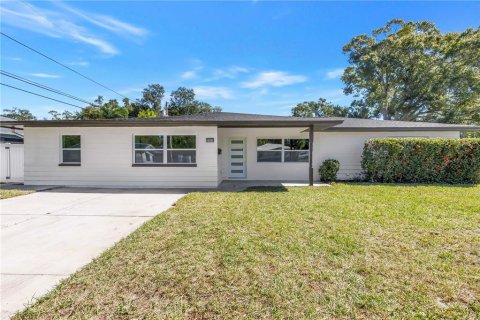House in Saint Petersburg, Florida 4 bedrooms, 206.99 sq.m. № 2429312