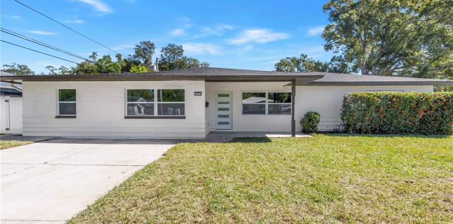 House in Saint Petersburg, Florida 4 bedrooms, 206.99 sq.m. № 2429312