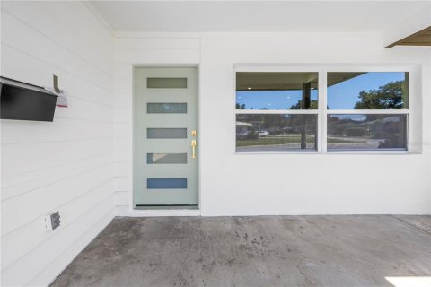 House in Saint Petersburg, Florida 4 bedrooms, 206.99 sq.m. № 2429312 - photo 6