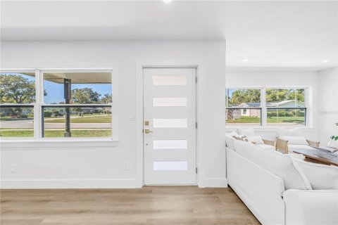 House in Saint Petersburg, Florida 4 bedrooms, 206.99 sq.m. № 2429312 - photo 5