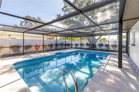 House in Saint Petersburg, Florida 4 bedrooms, 206.99 sq.m. № 2429312 - photo 2