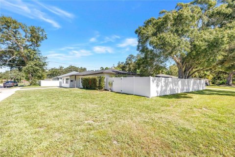 House in Saint Petersburg, Florida 4 bedrooms, 206.99 sq.m. № 2429312 - photo 4