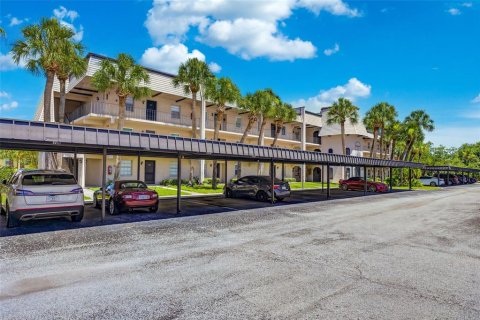 Condo in Largo, Florida, 2 bedrooms № 2201084 - photo 2