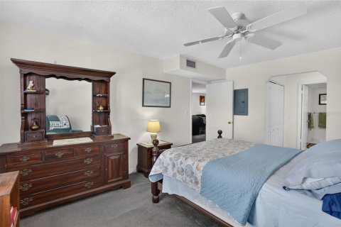 Condo in Largo, Florida, 2 bedrooms № 2201084 - photo 10