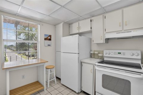 Condo in Largo, Florida, 2 bedrooms № 2201084 - photo 5