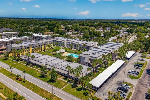 Condo in Largo, Florida, 2 bedrooms № 2201084 - photo 28
